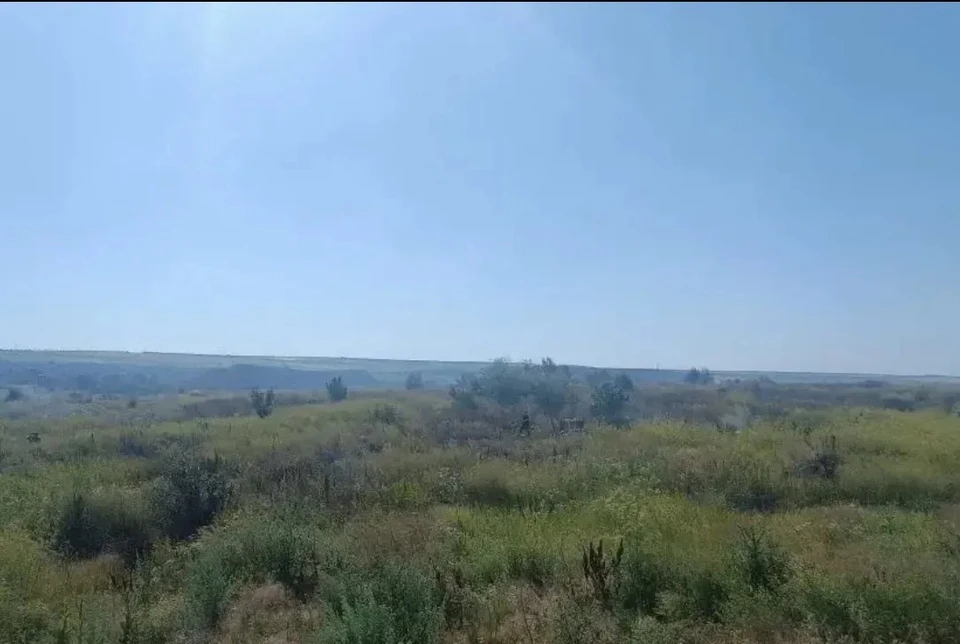 В Красносулинском районе Ростовской области пожарные полностью локализовали возгорание сухой растительности. Фото: региональное министерство ЖКХ.