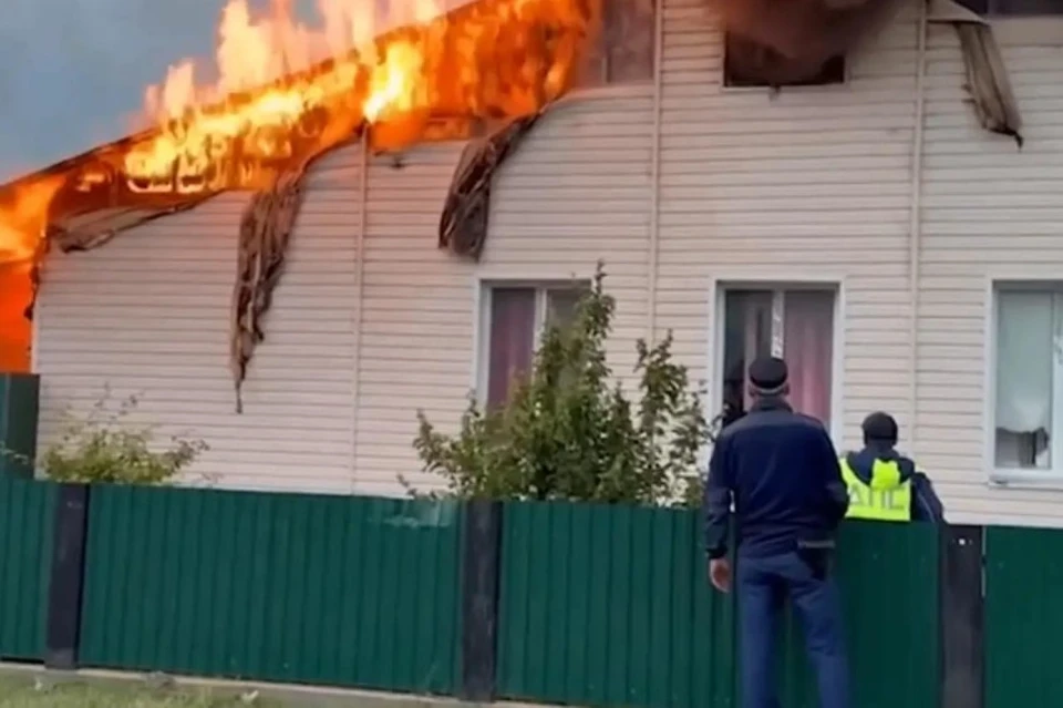 Незамедлительно сообщив о пожаре в дежурную часть и вызвав экстренные службы, инспекторы услышали крик о помощи из окна