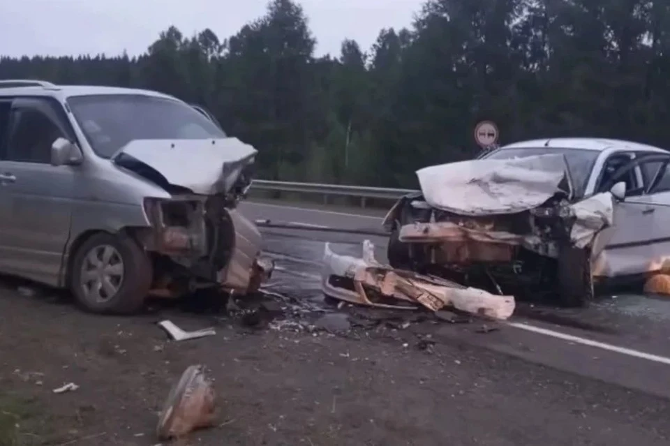 Два человека погибли при столкновении Nissan и Toyota в Зиминском районе.