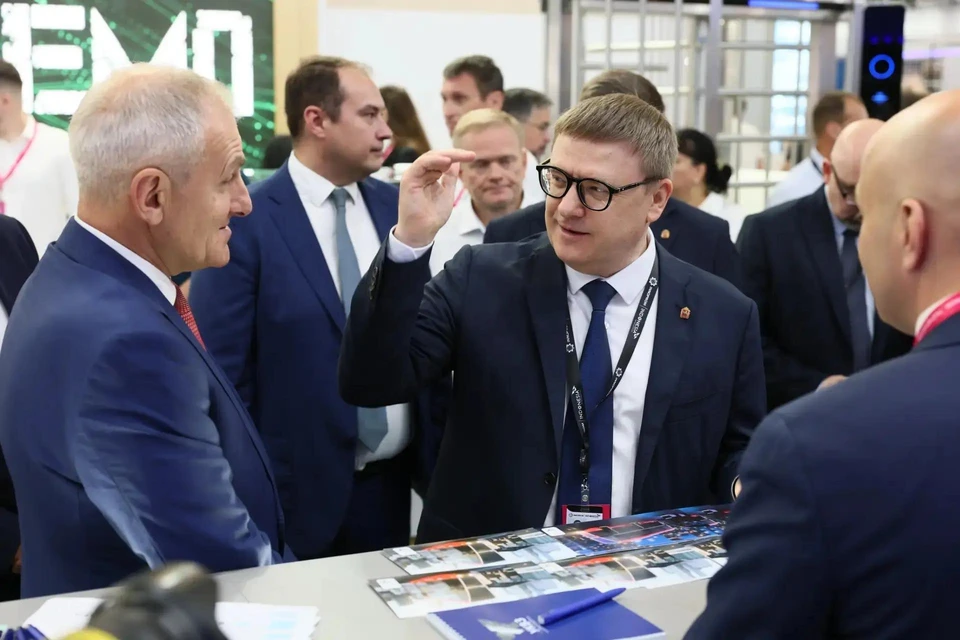 Алексей Текслер в павильоне Челябинской области на «Иннопроме-2026».
