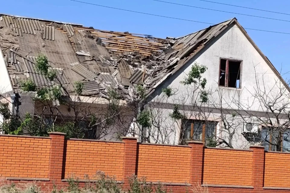Противник с дронов сбрасывает боеприпасы на дома Фото: канал МАХ Руслана Хоменко
