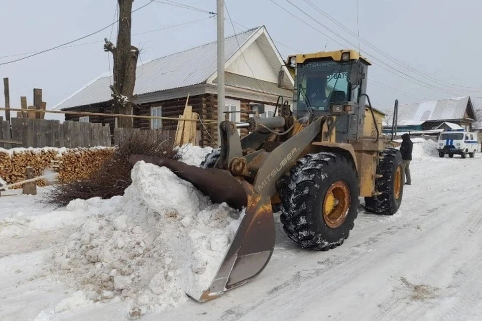 Женщина упала и попала под колеса погрузчика. Фото: Госавтоинспекция Удмуртии