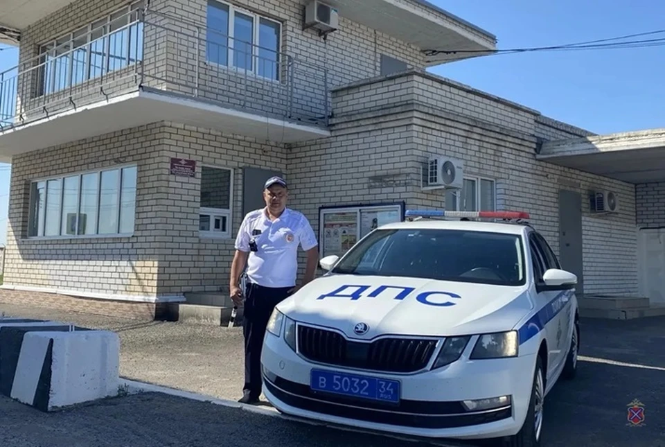 Полицейский помог девушке доехать до роддома.