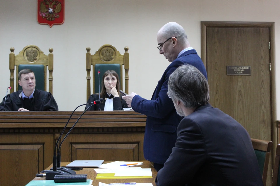 Адвокат Михаил Овчинников пытается исследовать телефон Валерия Янина.