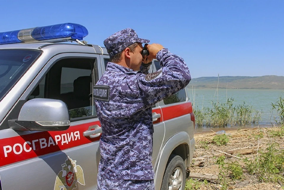Во время патрулирования росгвардейцы заметили мужчину, закинувшего удочки в санитарной зоне водоёма.
