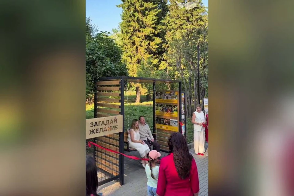Лавочка уже стала популярным местом для отдыха. Фото: пресс-служба Дирекции городских парков Новосибирска.