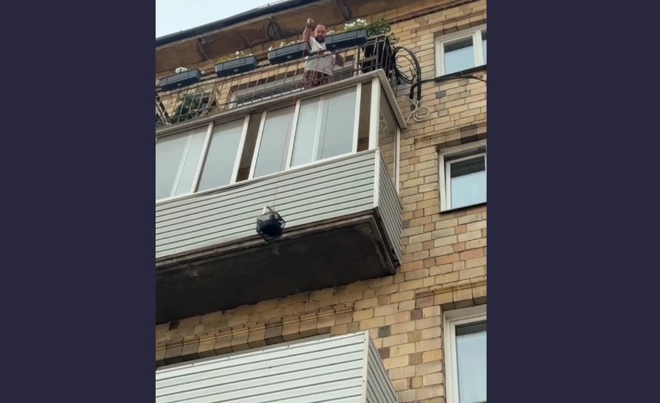 Красноярец все утро подавал завтраки прямо из своей пятиэтажки. Скриншот видео: t.me/her_recommendation, t.me/vkysno_em, t.me/KitchenROMANce