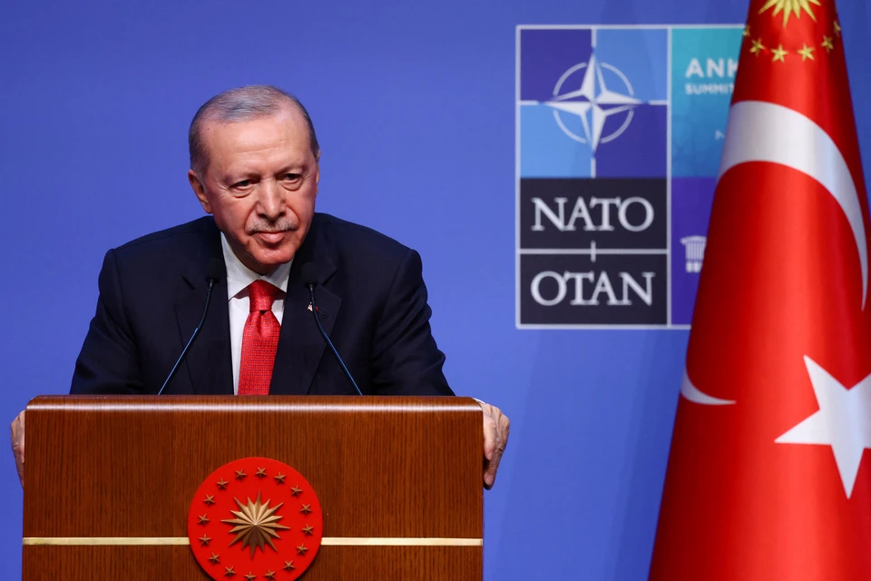 Президент Турции Реджеп Тайип Эрдоган преподнес в подарок лидерам НАТО по пистолету