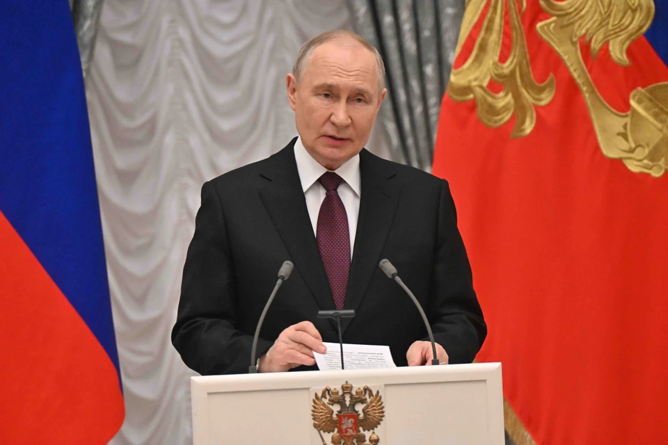 Путин вручил кубки Народного фронта охранникам, спасавшим детей в Старобельске