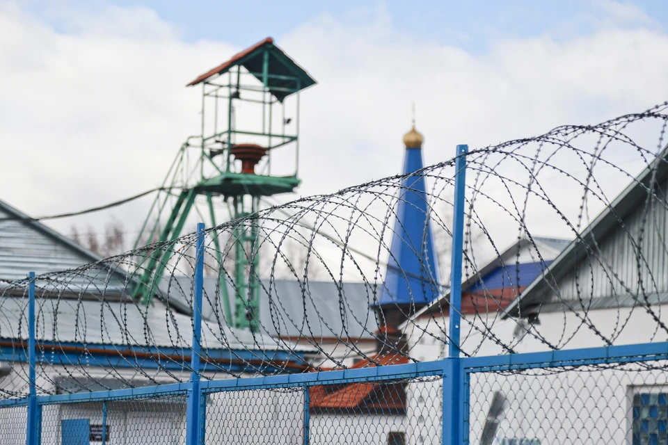 Во время выполнения работ на высоте мужчина упал и получил серьезные травмы