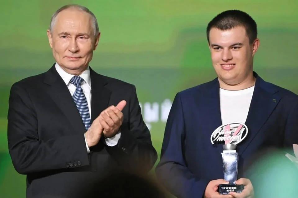 В ходе короткого диалога президент спросил парня, было ли ему страшно. Фото: стоп-кадр видео с сайта www.kremlin.ru