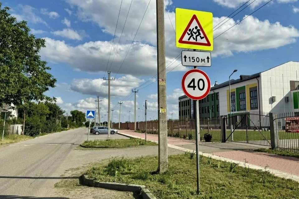 В Железноводске после проверки возле школы установили знаки и ограждение. Фото: прокуратура СК
