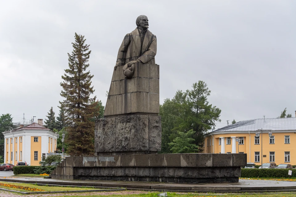 Дети шли по загородной трассе в лесу.