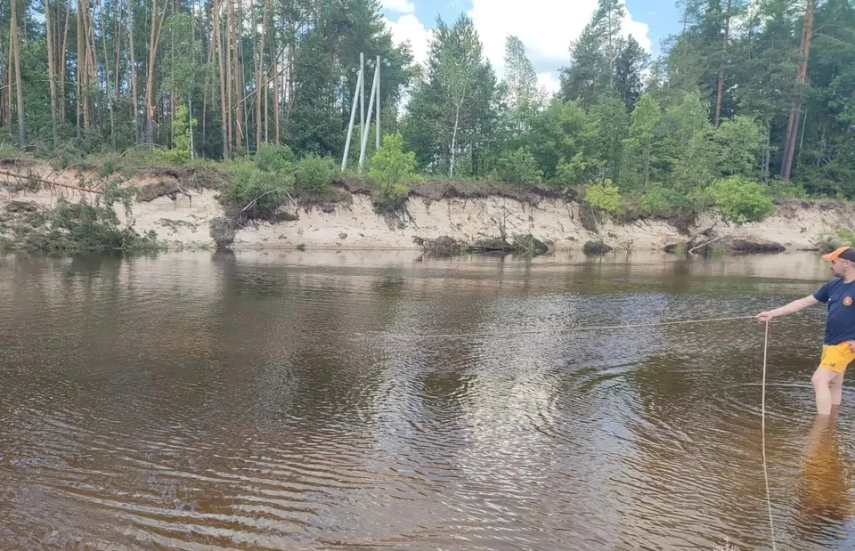 СК проводит проверку после гибели девушки и ребенка на реке во Фролищах.