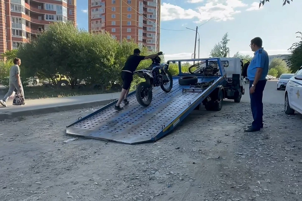 В ходе мероприятия инспекторы остановили нескольких подростков. Фото: ГАИ Новосибирской области