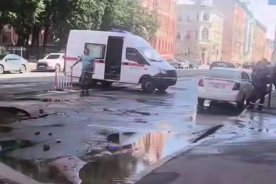 Специалисты заменяют поврежденный участок. Фото: t.me/Megapolisonline