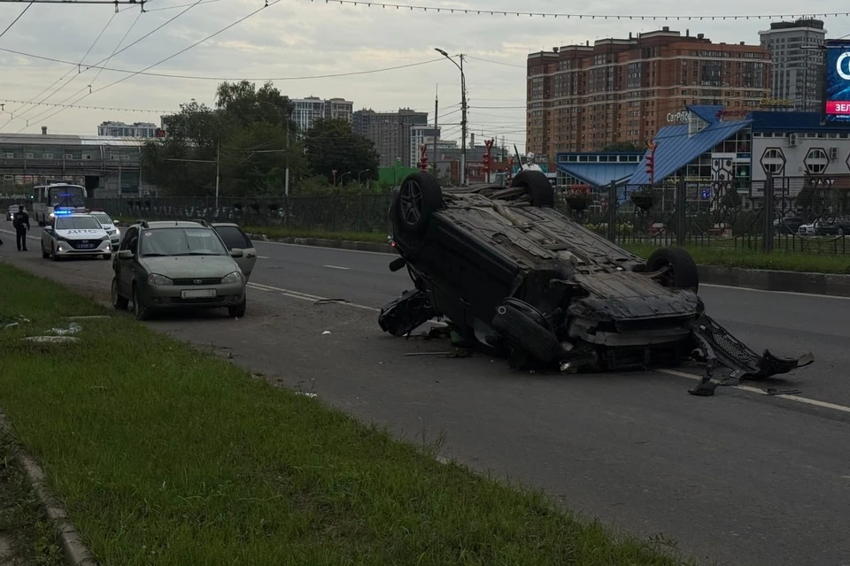 Внедорожник перевернулся на крышу. Фото: https://vk.com/voditelrzn62?w=wall-76226833_3484824