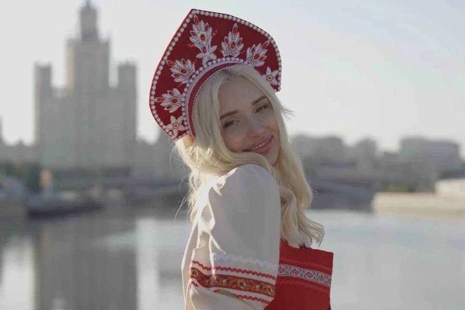 Екатерина отрицает, что на нее написали заявление. Скриншот клипа Иракли на песню «Матушка Россия»