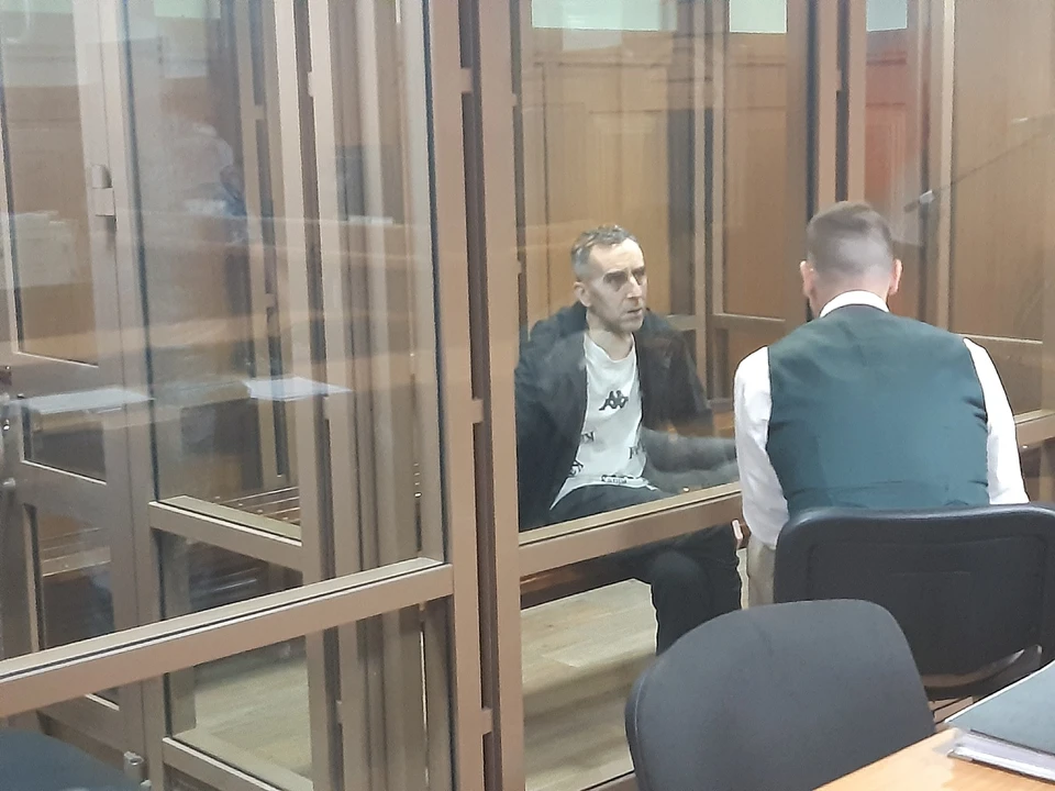 Подсудимый по-прежнему отрицает вину.