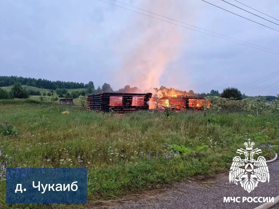 В Коми потушили крупный пожар в неэксплуатируемом здании.