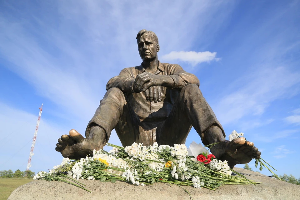 Памятник Шукшина на его родине в Сростках