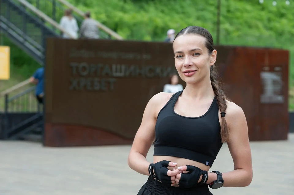Москвичка поднялась на самую длинную лестницу в Красноярске и установила рекорд. На фото: Василина Блэк