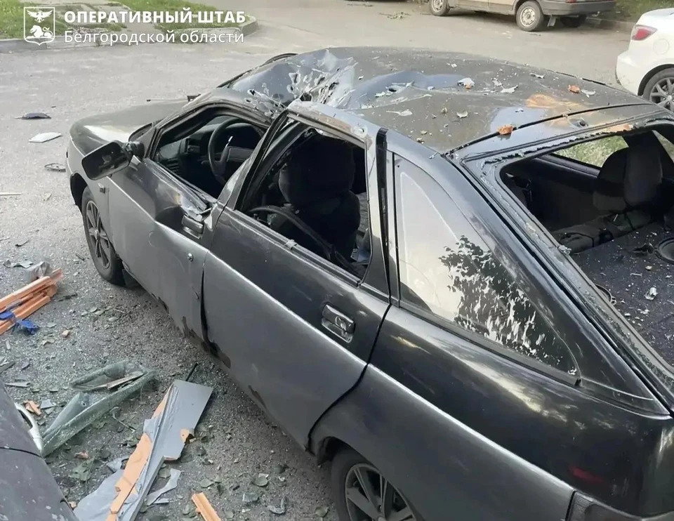 На месте атаки повреждены две многоэтажки и девять автомобилей. Фото оперативного штаба Белгородской области