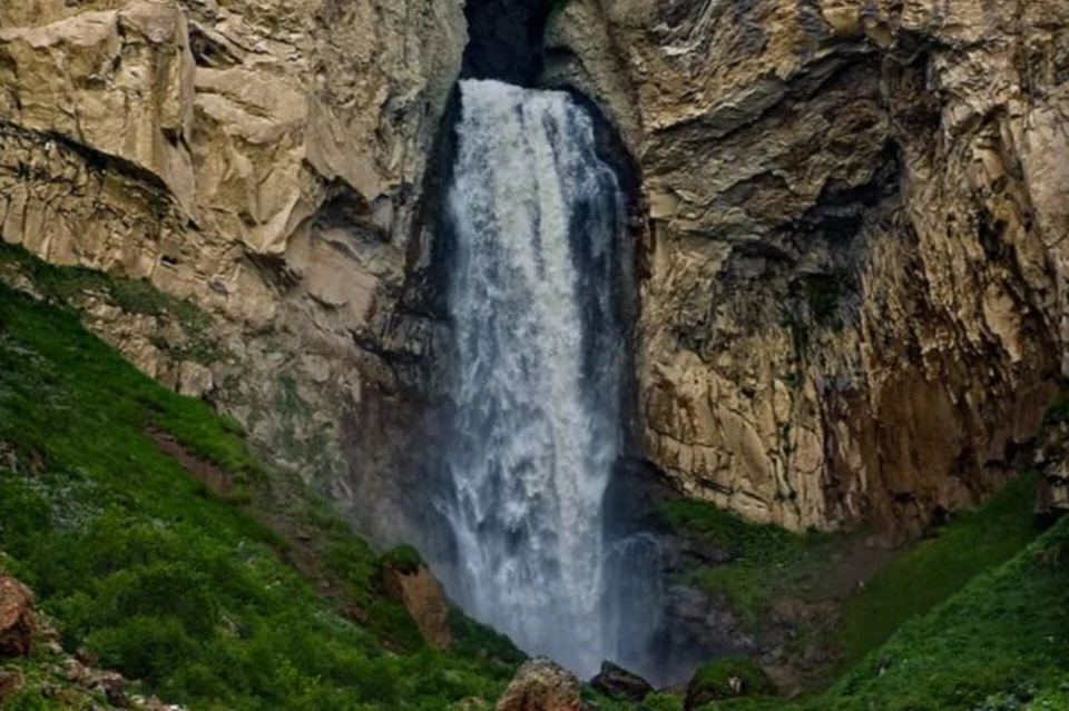 Туристка сорвалась с обрыва на водопаде Султан. Фото: СК России по Кабардино-Балкарской Республике