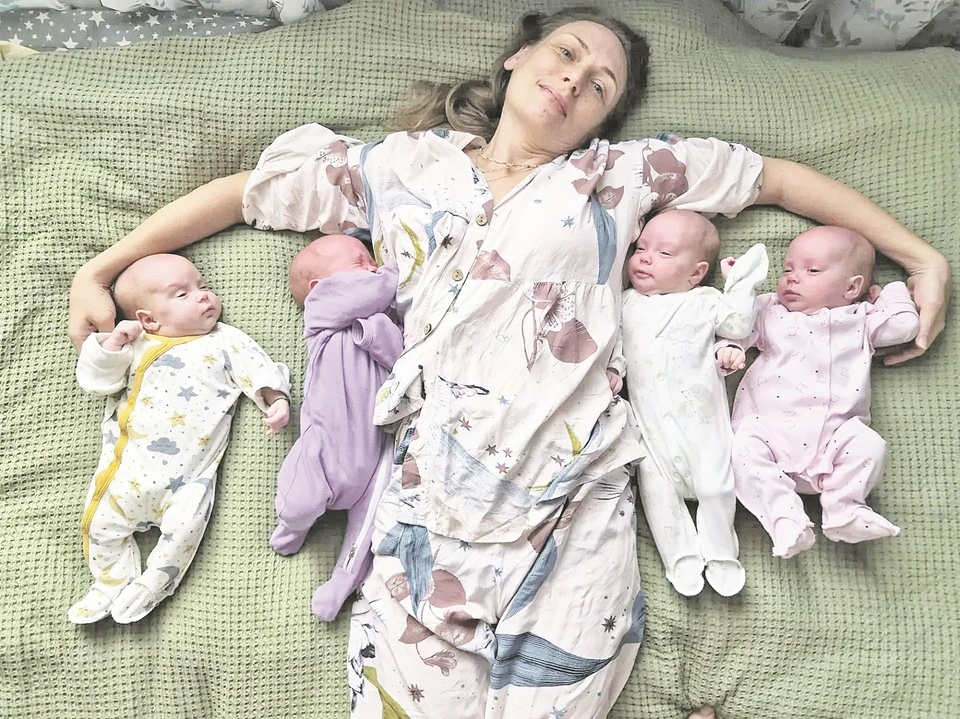 Мария уже видит: у каждой из четверых дочек - свой характер. Фото из семейного архива.