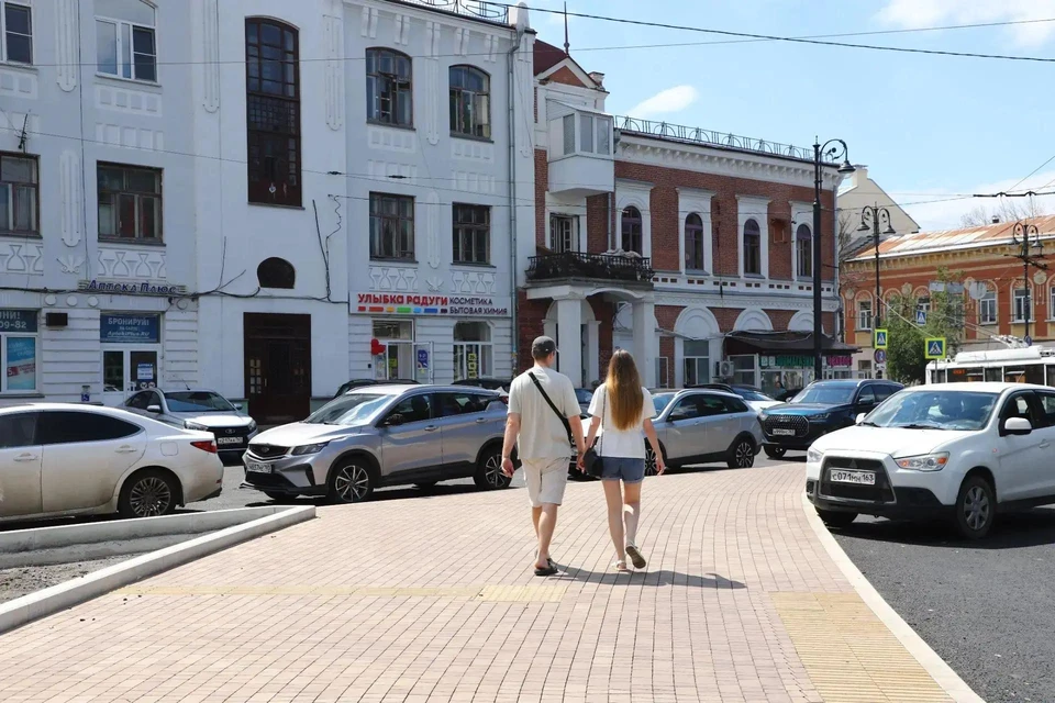 Рабочие завершают укладку асфальта на съездах Фото: администрация Самары