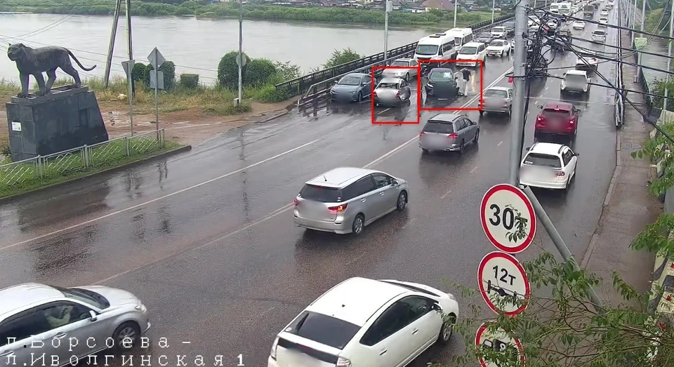 Водитель выехал на встречку на мосту в Улан-Удэ и устроил огромную пробку Фото: комитет по транспорту Бурятии