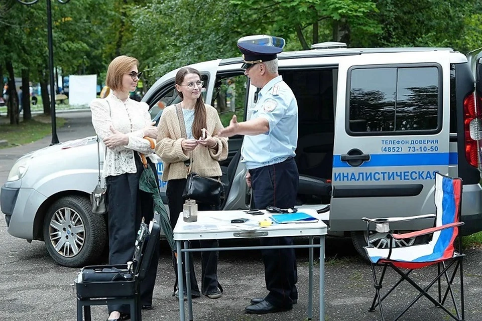 Полицейские развлекали детей. Фото: УМВД РФ по Ярославской области