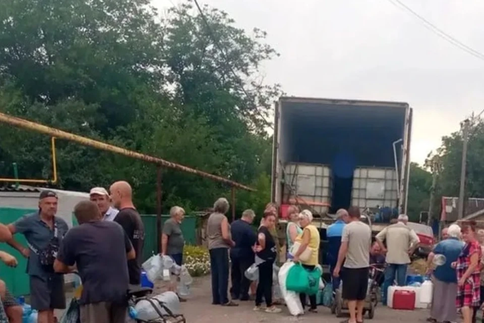 Бесплатная доставка питьевой воды была организована в Петровский, Пролетарский и Калининский районы Донецка. Фото: ТГ/Кулемзин