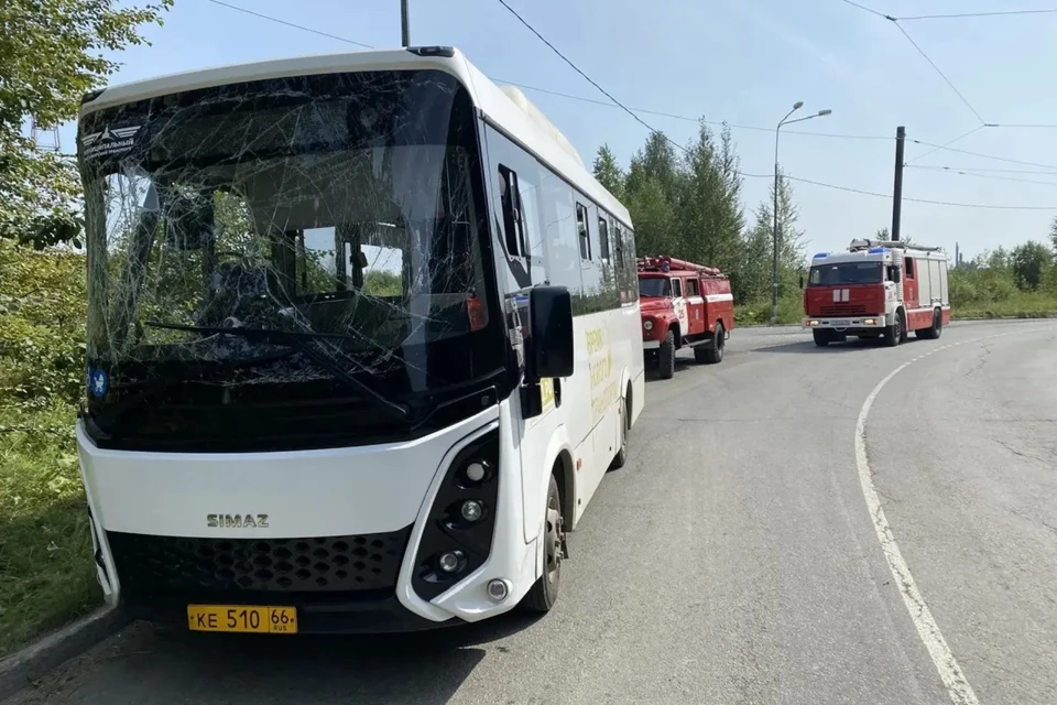 Водитель автобуса врезался в фонарный столб. Фото: ГУ МЧС России по Свердловской области