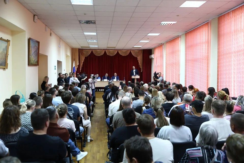 Встреча с жителями поврежденного дома. Фото: канал Александра Скрябина в МАХ