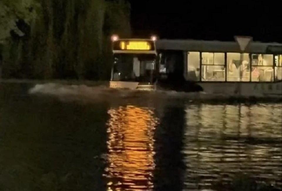 В Гродно из-за сильного ливня затопило улицы. Фото: стоп-кадр | видео Видео: телеканал «Гродно Плюс».