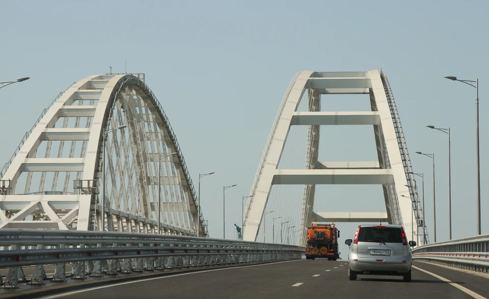 Перед Крымским мостом со стороны Керчи 5 августа образовалась очередь