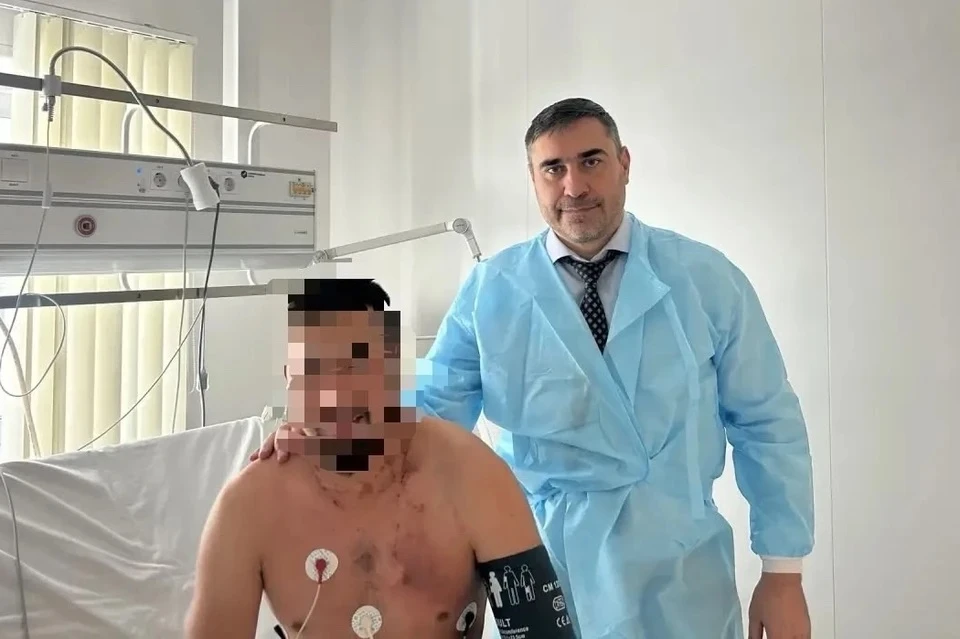 Морпеха в больнице навестил министр здравоохранения Дмитрий Хубезов. Фото: соцсети Дмитрия Хубезова