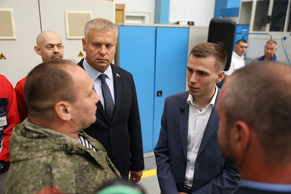 Герой России Владислав Головин встретился в Перми с трудовым коллективом НПО «Искра». Фото: ER.RU.
