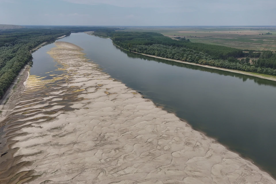 В Румынии затопили четыре баржи, чтобы поднять уровень воды в катастрофически обмелевшем Дунае.