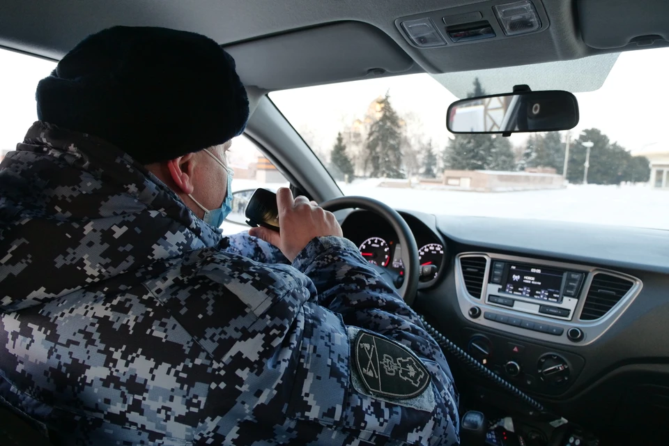 В Кемерове задержали мужчину, угрожавшего жильцам ножом.