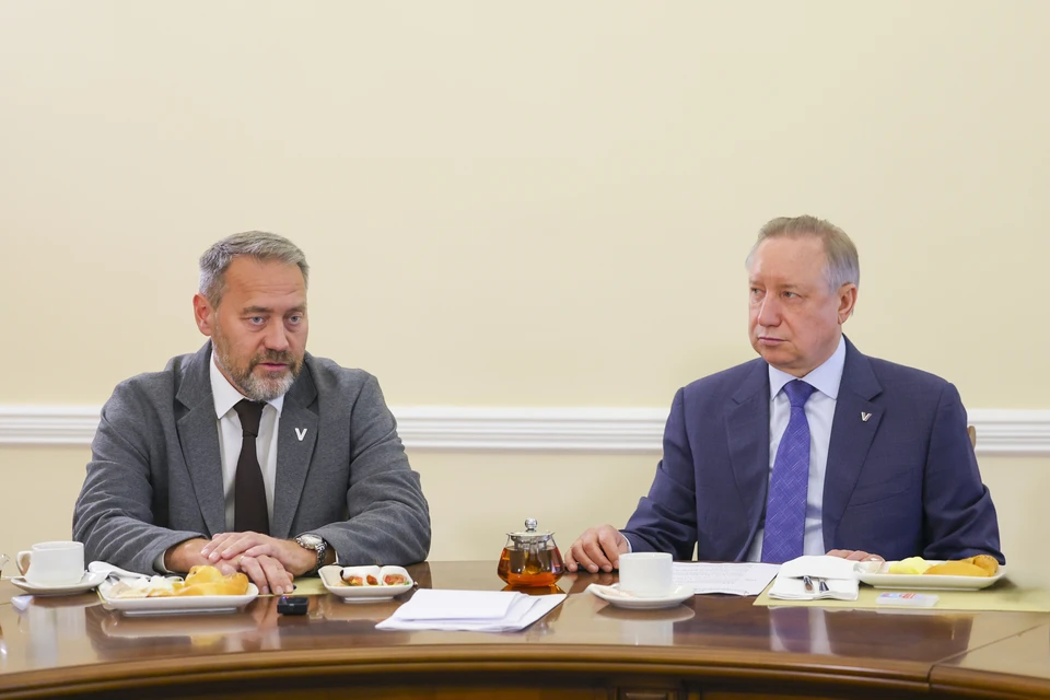 Александр Беглов и Александр Бельский организовали неформальную встречу с руководителям фракций Заксобрания Петербурга. Фото: Смольный