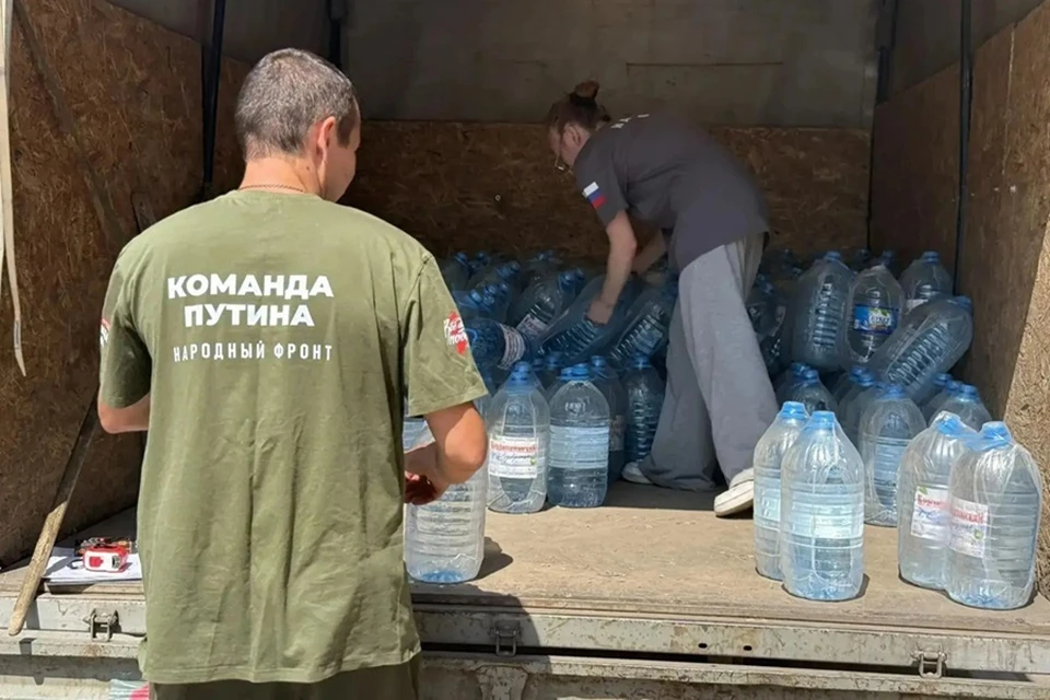 В Мариуполь привезли две тонны питьевой воды для маломобильных граждан. Фото: МАКС/Кольцов