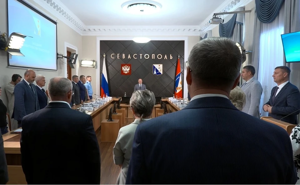 Заседание правительства Севастополя началось с минуты молчания. Фото: Пресс-служба губернатора Севастополя, max.ru/razvozhaev