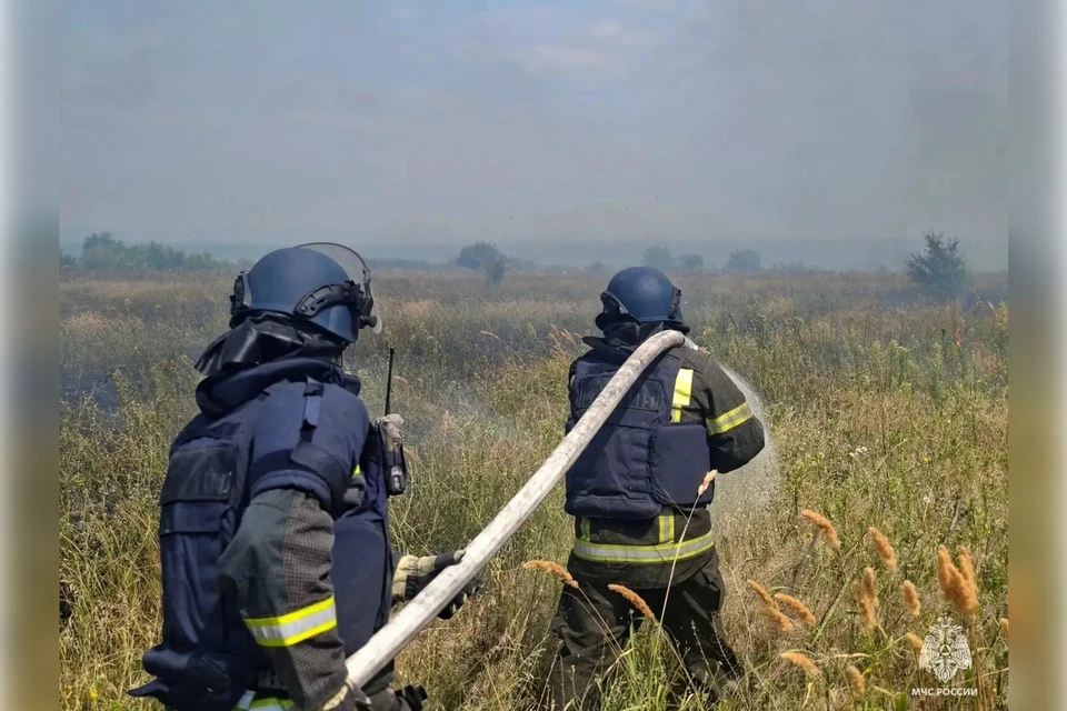 Пожарные в регионе то и дело подвергаются обстрелам ВСУ. Фото: ГУ МЧС России по Запорожской области