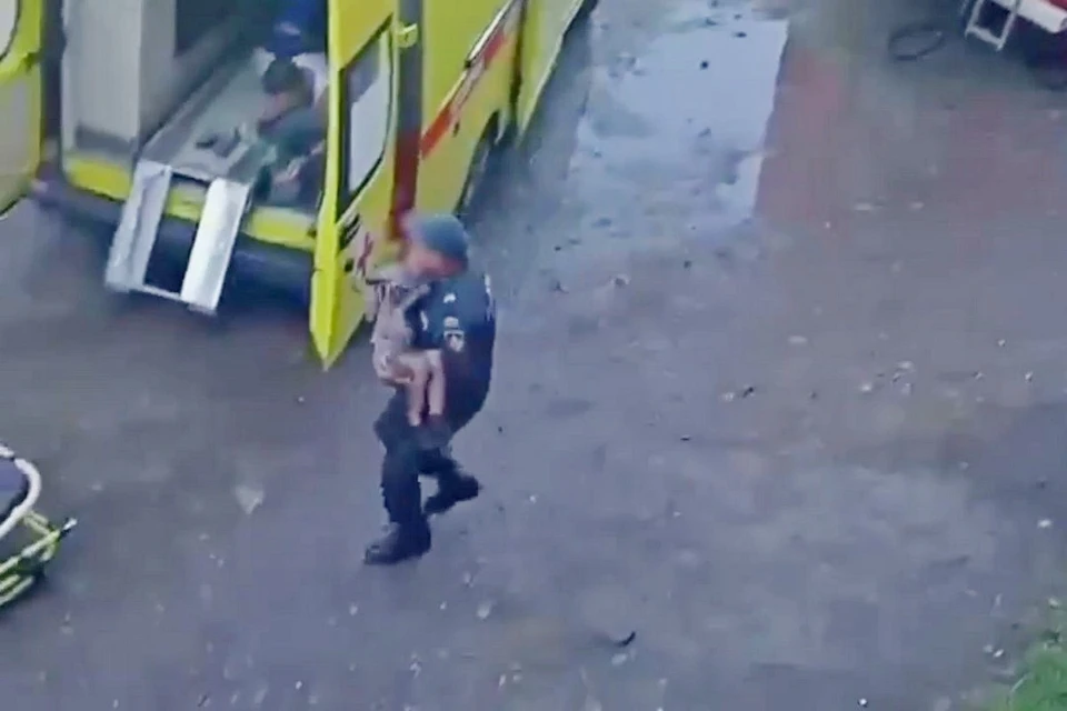В Туве пожарные спасли из горящей квартиры четверых детей и их мать. Фото: МЧС