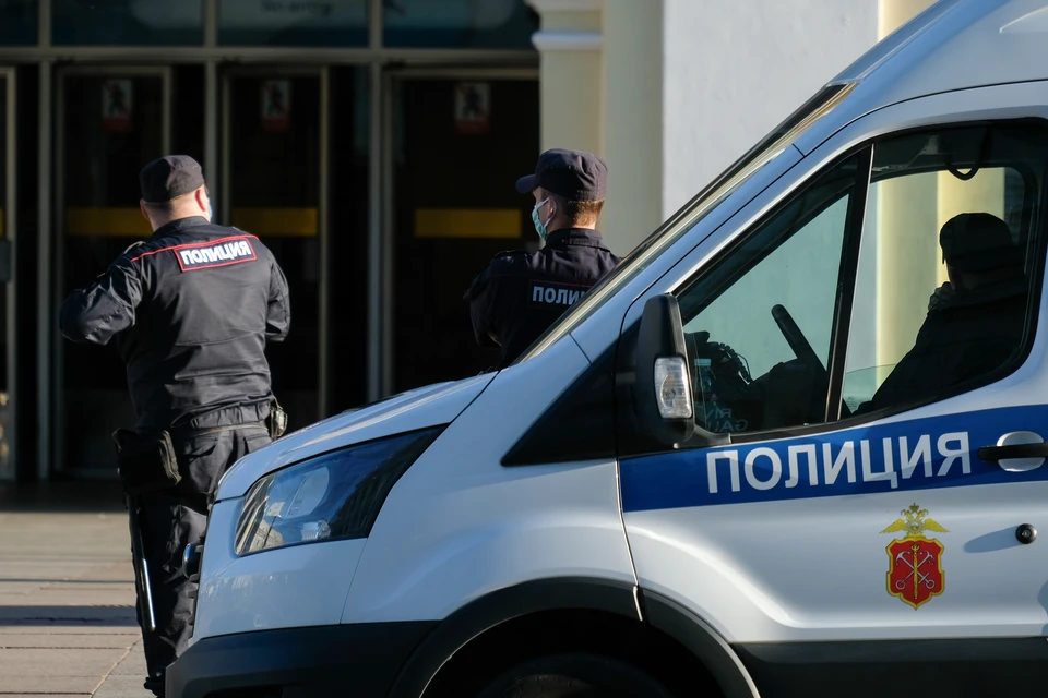 В Новосибирске четверо мужчин и их жены напали на семью с ребенком