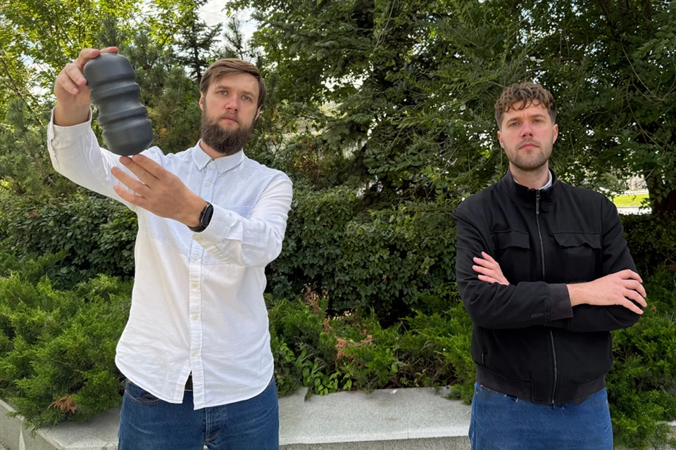 В руках у корреспондента «КП» массажер для шеи, который используют луксмаксеры. В черной куртке — герой материала Егор