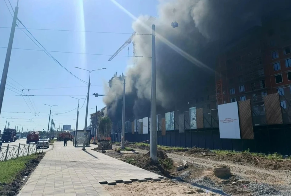 Пламя быстро перекинулось на верхние этажи