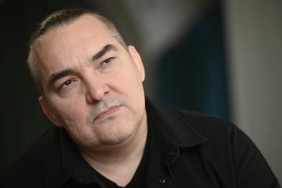 Основатель музыкальной группы "Кукрыниксы" Алексей Горшенев подтвердил смерть своего коллеги - бас-гитариста и бэк-вокалиста коллектива Дмитрия Оганяна.